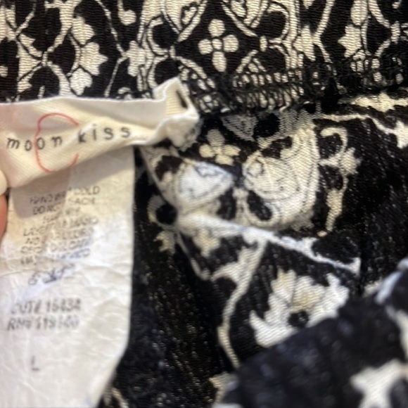 MOON KISS PATTERNED FLOWY SHORTS (L) - Picture 4 of 5